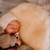 Baby op schapenvacht.