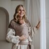 Taupe kleurige draagdoek van Pure Baby Love. Moeder met baby.
