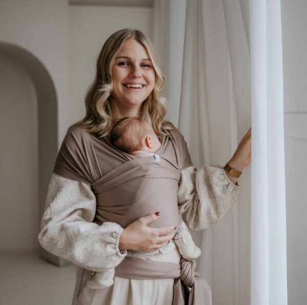 Taupe kleurige draagdoek van Pure Baby Love. Moeder met baby.