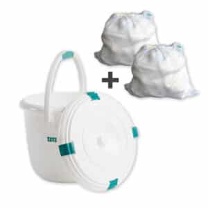 Witte TotsBots luieremmer met twee bijpassende wasnetten, ideaal voor het hygiënisch bewaren en wassen van wasbare luiers.