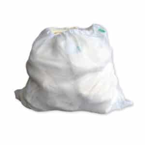 Grijs wasnet van 16 liter van TotsBots, ideaal voor het verzamelen en wassen van wasbare luiers en babydoekjes, met handig trekkoord voor eenvoudig sluiten.