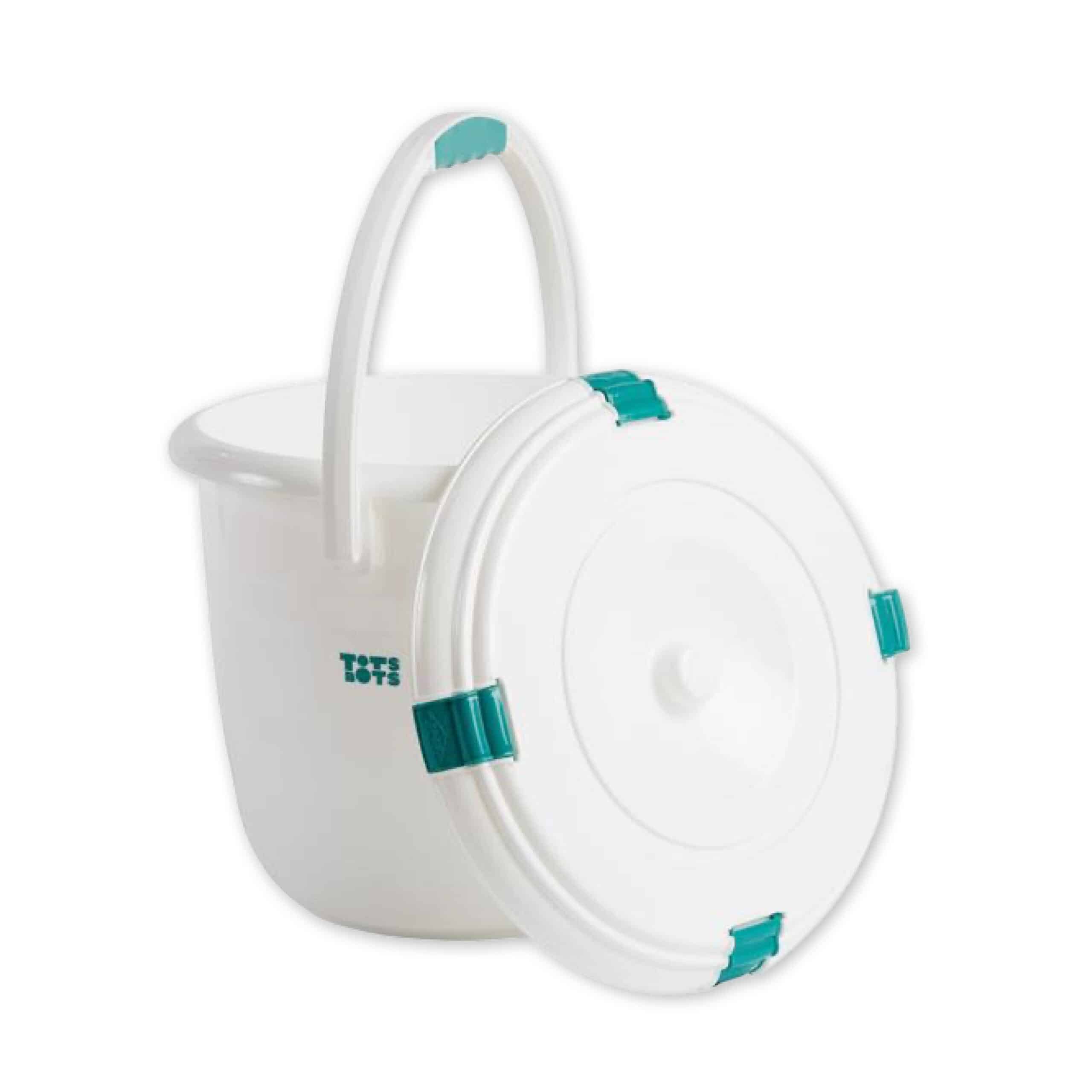 Witte TotsBots luieremmer van 16 liter met stevig deksel, perfect voor het veilig en geurvrij bewaren van wasbare luiers.