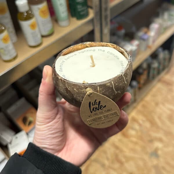 We Love sojakaars in kokosnoot Charming Chestnut, natuurlijke geurkaars van sojawas