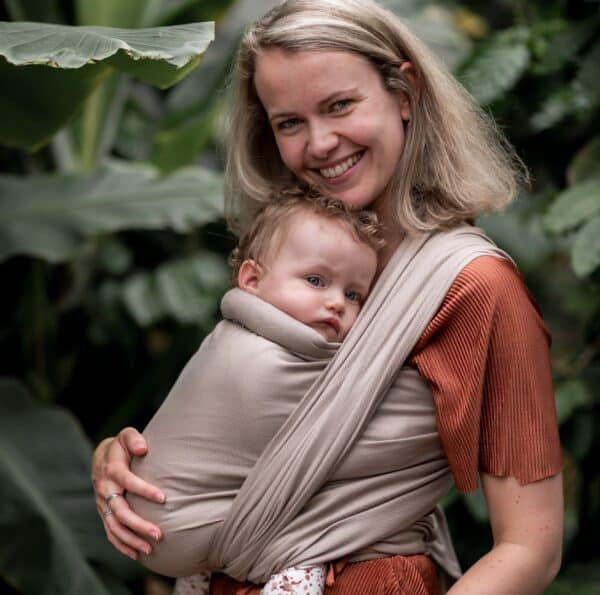 Baby in biologische geweven draagdoek van Pure Baby Love, kleur Sand.