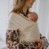 Moeder met baby in creme kleurige draagdoek.