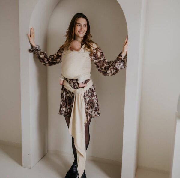 Rekbare draagdoek in kleur creme.