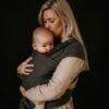 Moeder met baby in donkergrijze draagdoek van Pure babylove.