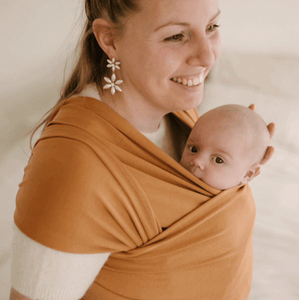 Hazelnootkleurige draagdoek van Pure BAby Love.