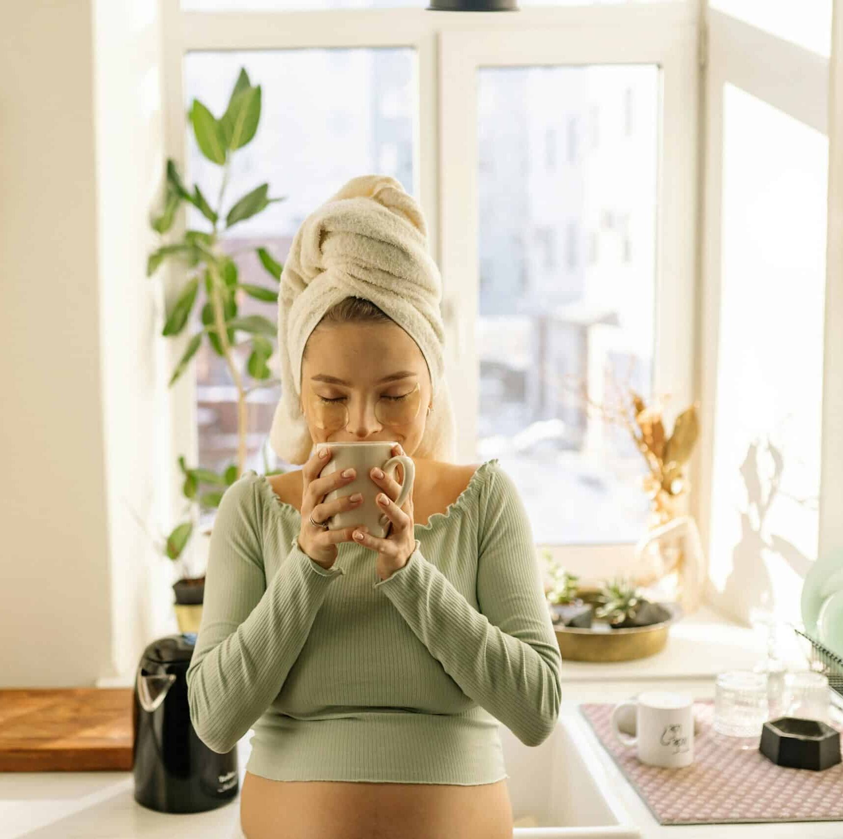 Zwangere vrouw drinkt thee.