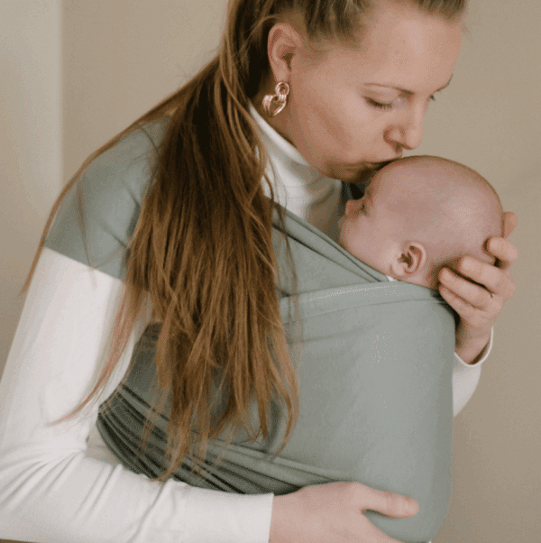 Rekbare draagdoek, moeder met baby.
