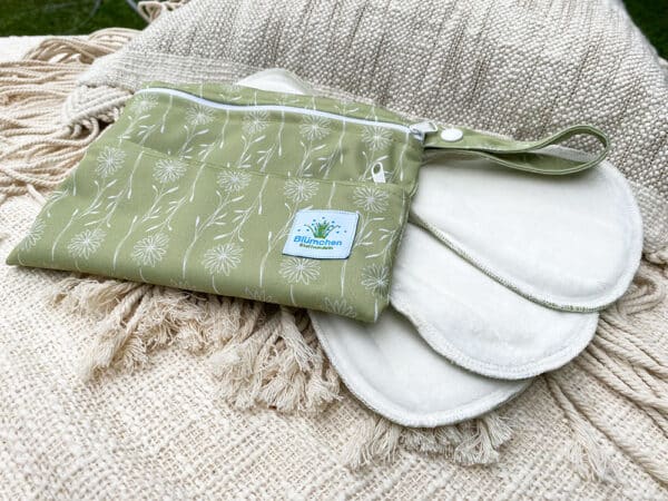 Floral green mini wetbag met maandverbanden.