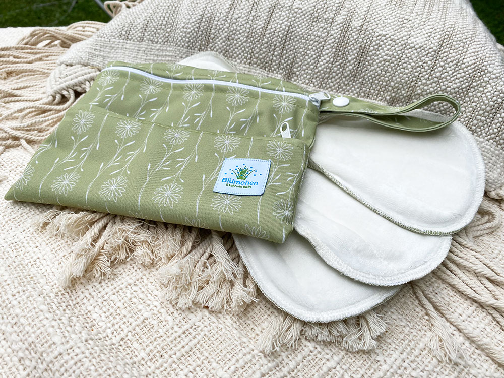 Floral green mini wetbag met maandverbanden.