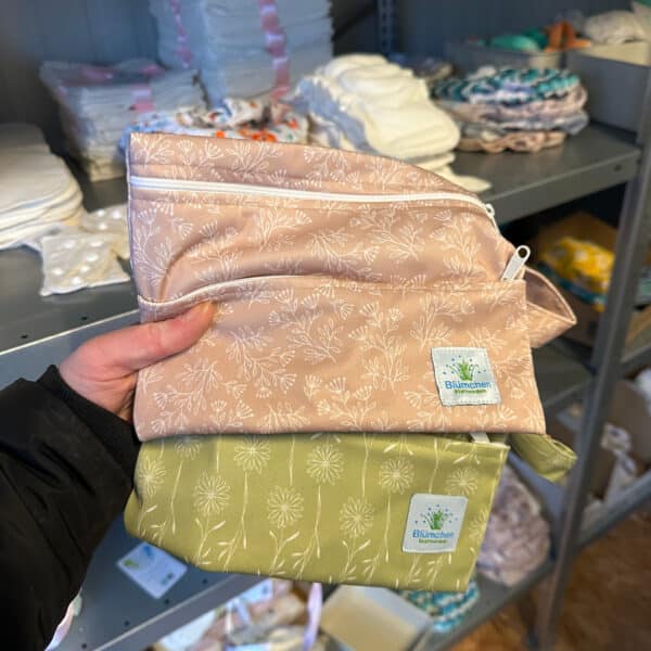 Mini wetbag met twee vakken van Blümchen 20 x 15 cm wasbaar tasje voor natte en droge spullen in diverse dessins