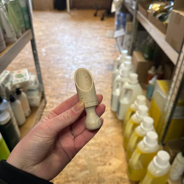 Maatschepje van beukenhout van Zerah duurzaam hulpmiddel voor het doseren van luierwasmiddel