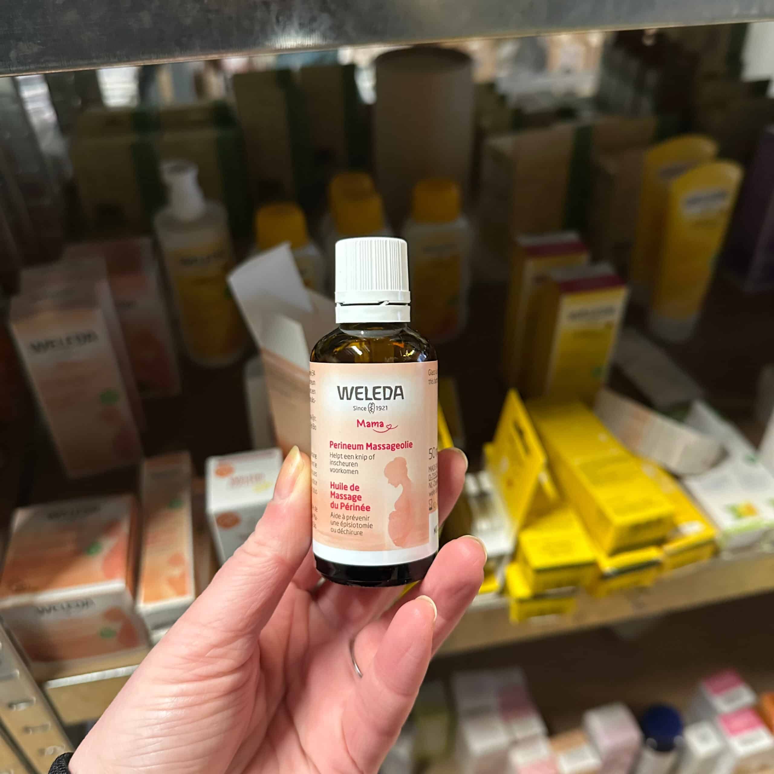 Weleda mama perineum massageolie natuurlijke olie ter voorbereiding op de bevalling verzorgt en versoepelt de huid