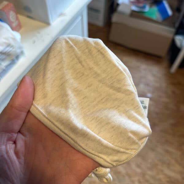 Dermata strikmutsje van biologisch katoen en zilverdraad van Lotties