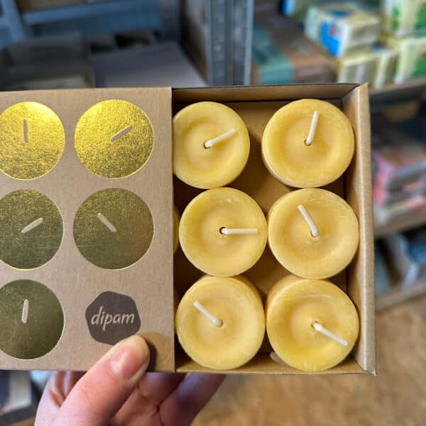 Set bijenwas theelichtjes van Dipam close-up kaarsjes