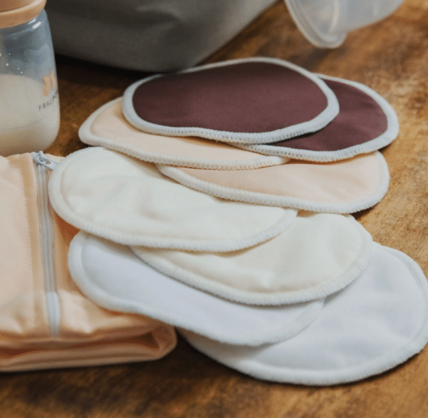 Set van 8 wasbare zoogkompressen van Fraupow in 4 kleuren.