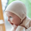Baby met biologisch strikmutsje van Lotties.