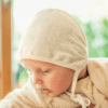 Baby met dermata strikmutsje voor de gevoelige huid.