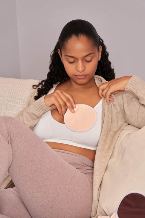 Fraupow moeder met zoogkompres.