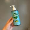 Happy Earth natuurlijke handzeep Cedar Lime 300 ml met frisse houtachtige limoengeur