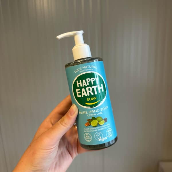 Happy Earth natuurlijke handzeep Cedar Lime 300 ml met frisse houtachtige limoengeur