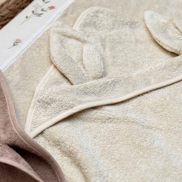 Biologisch katoenen baby badcape met konijnenoren – Summerville Organic Rabbit sandshell