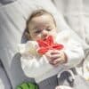Baby met bijtspeeltje rode zeester.