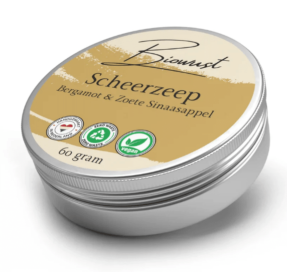 Blikje met handgemaakte scheerzeep van Biowust, geur sinaasappel bergamot.