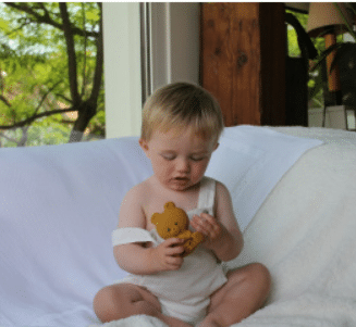 Kind met Lanco bijtspeeltje mama beer.